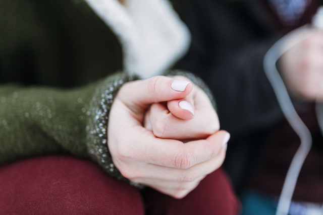 Suché ruce v zimě: proč se to děje a jak je rychle dát do pořádku i u ekzému)