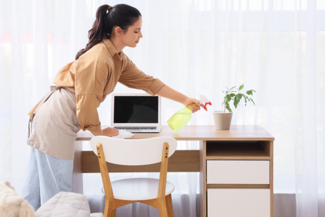 Proč mohou čisticí prostředky ovlivňovat plíce – a jak při úklidu snížit riziko