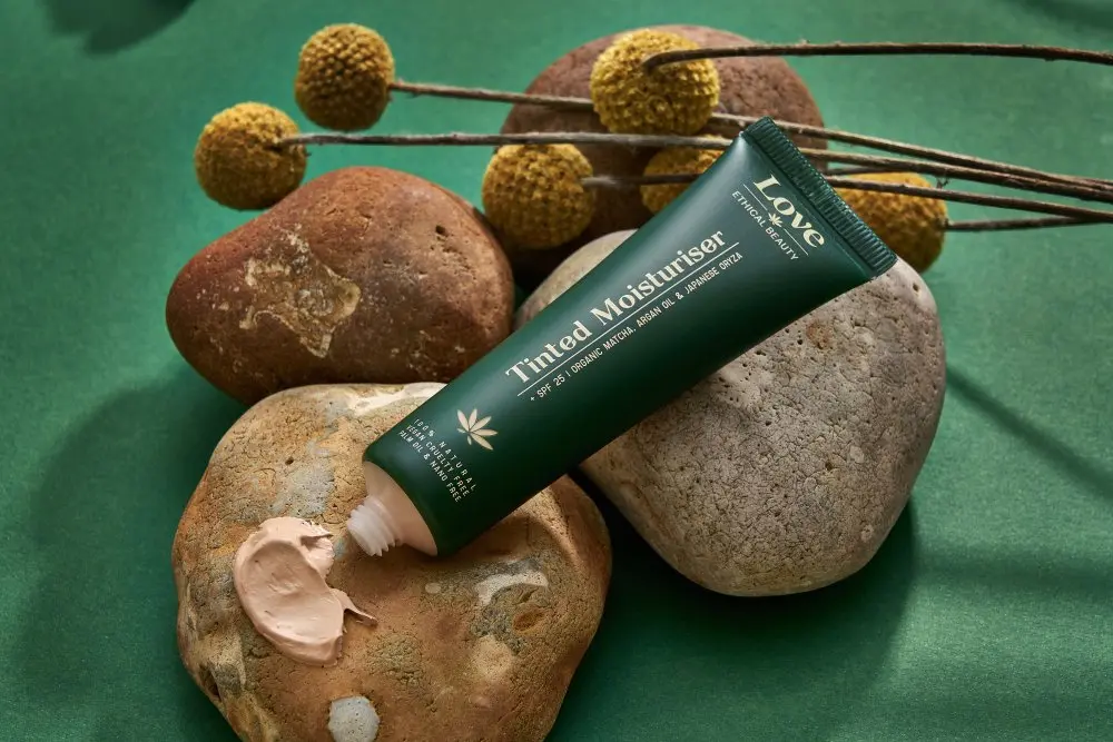 LOVE ETHICAL BEAUTY Tónující hydratační krém s SPF 25 – Medium