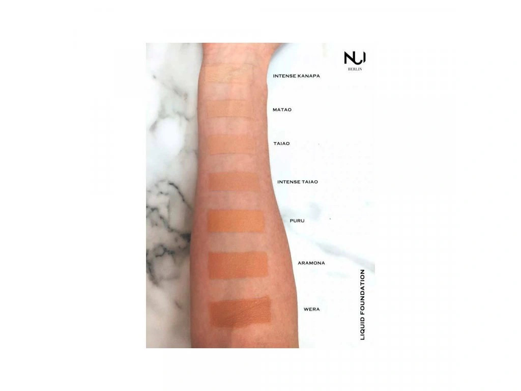 NUI COSMETICS Přírodní tekutý make-up s hedvábným výsledným efektem INTENSE KANAPA