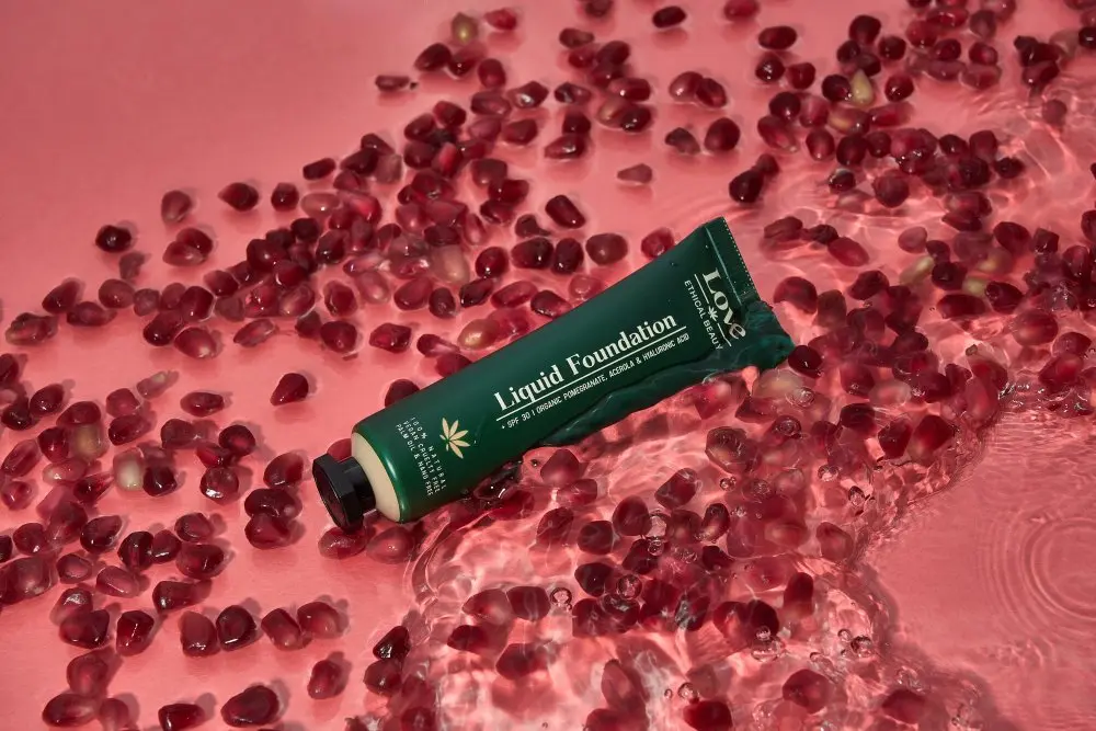 LOVE ETHICAL BEAUTY Make-up pro bezchybnou pleť - Light
